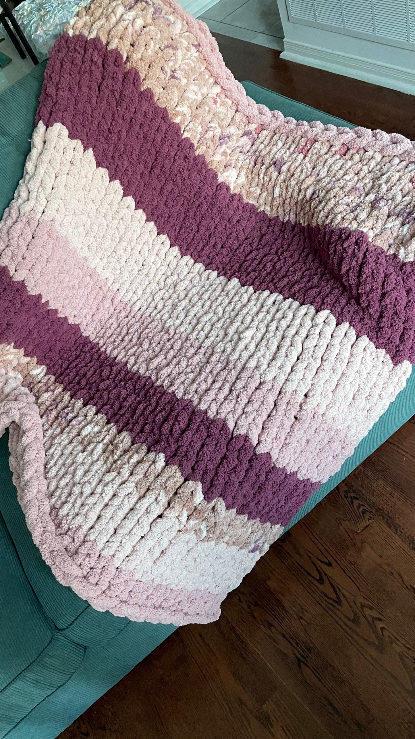 90’s Pink Stripe Blanket Pattern – Chunky Chenille Lapghan, Easy DIY Modern Striped Blanket (PDF Pattern)