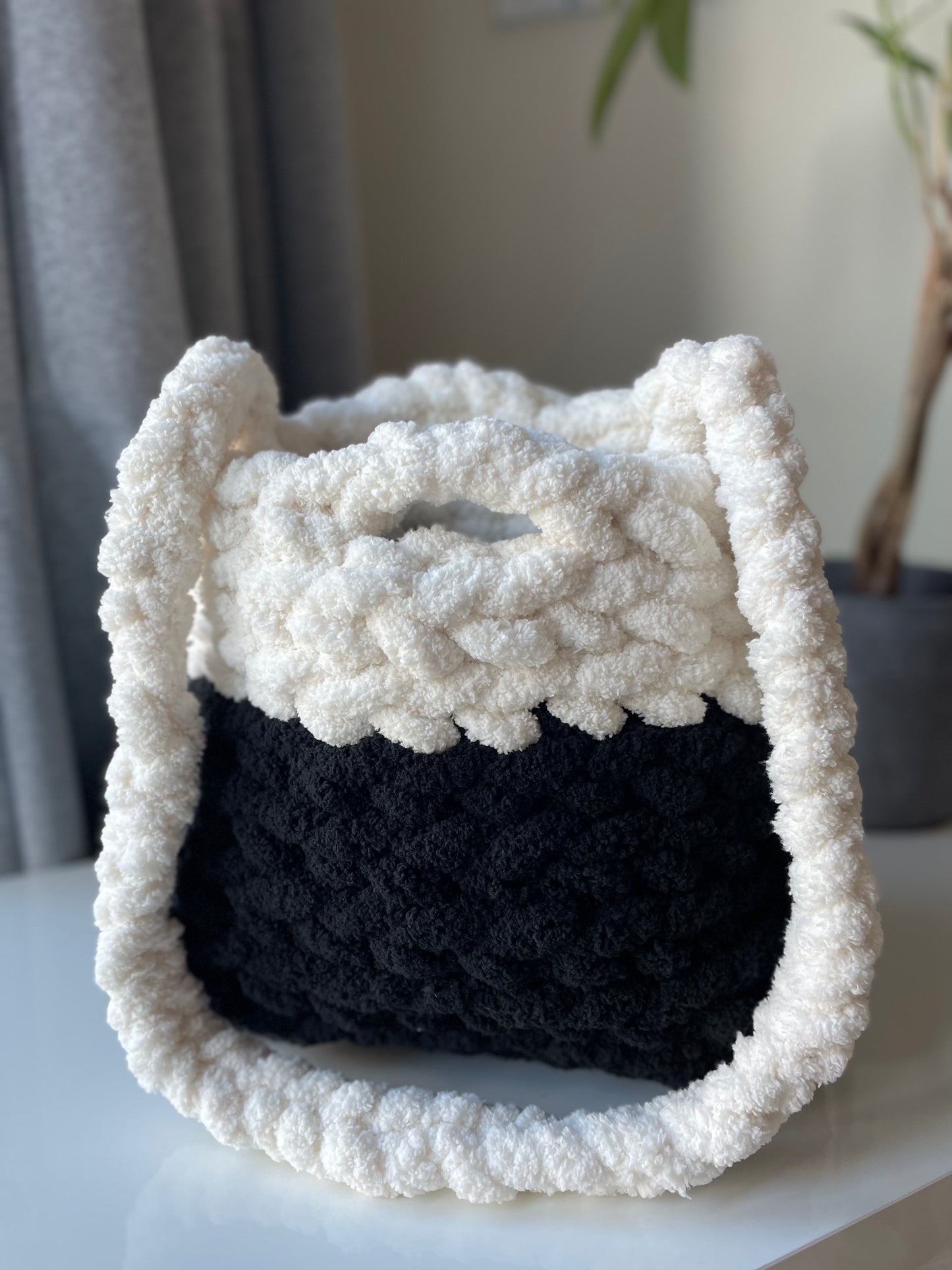 Chunky knit tote crossbody handbag | Black and White