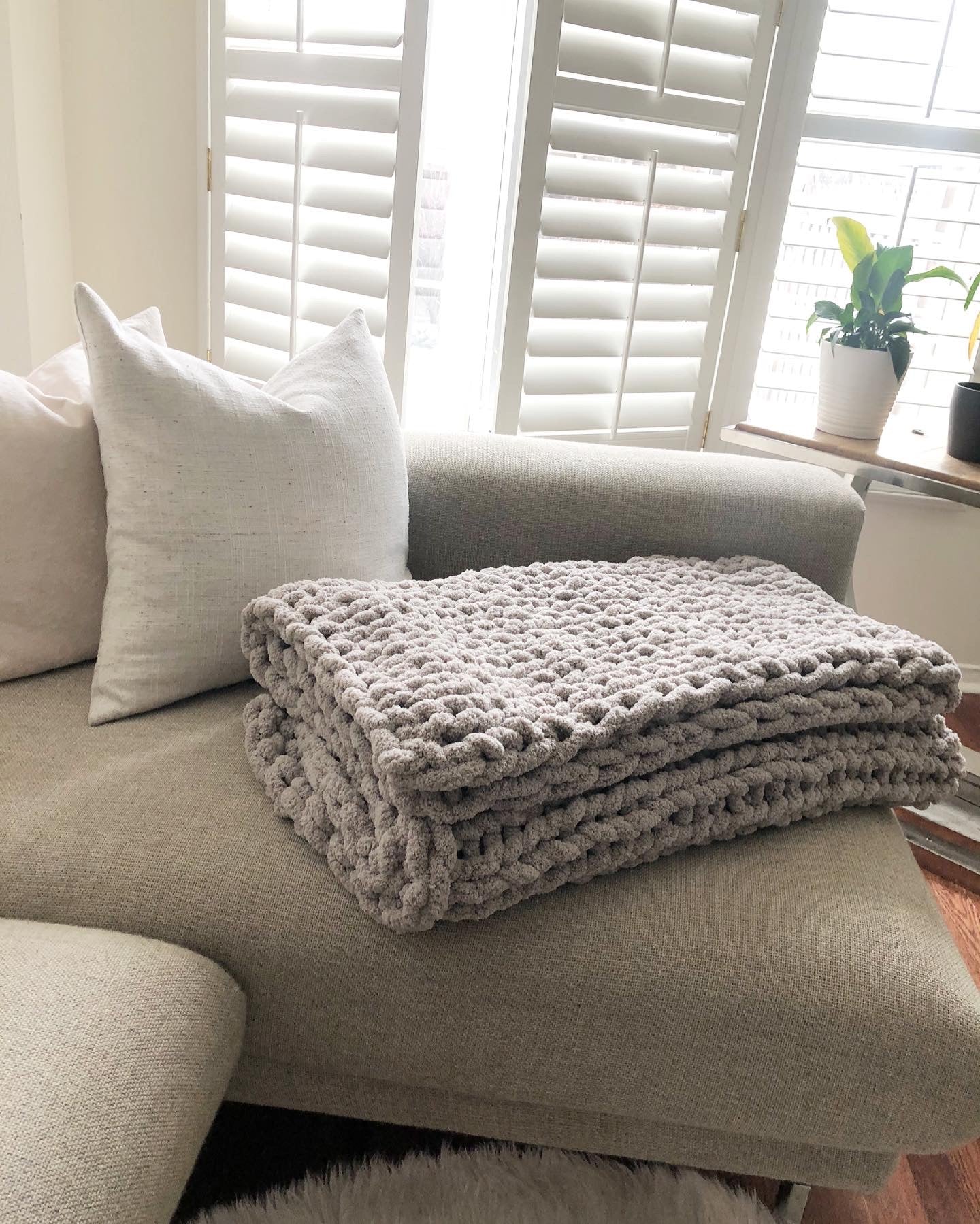 Healing Hand, Chunky Knit Blankets Sky Grey (Size Large)