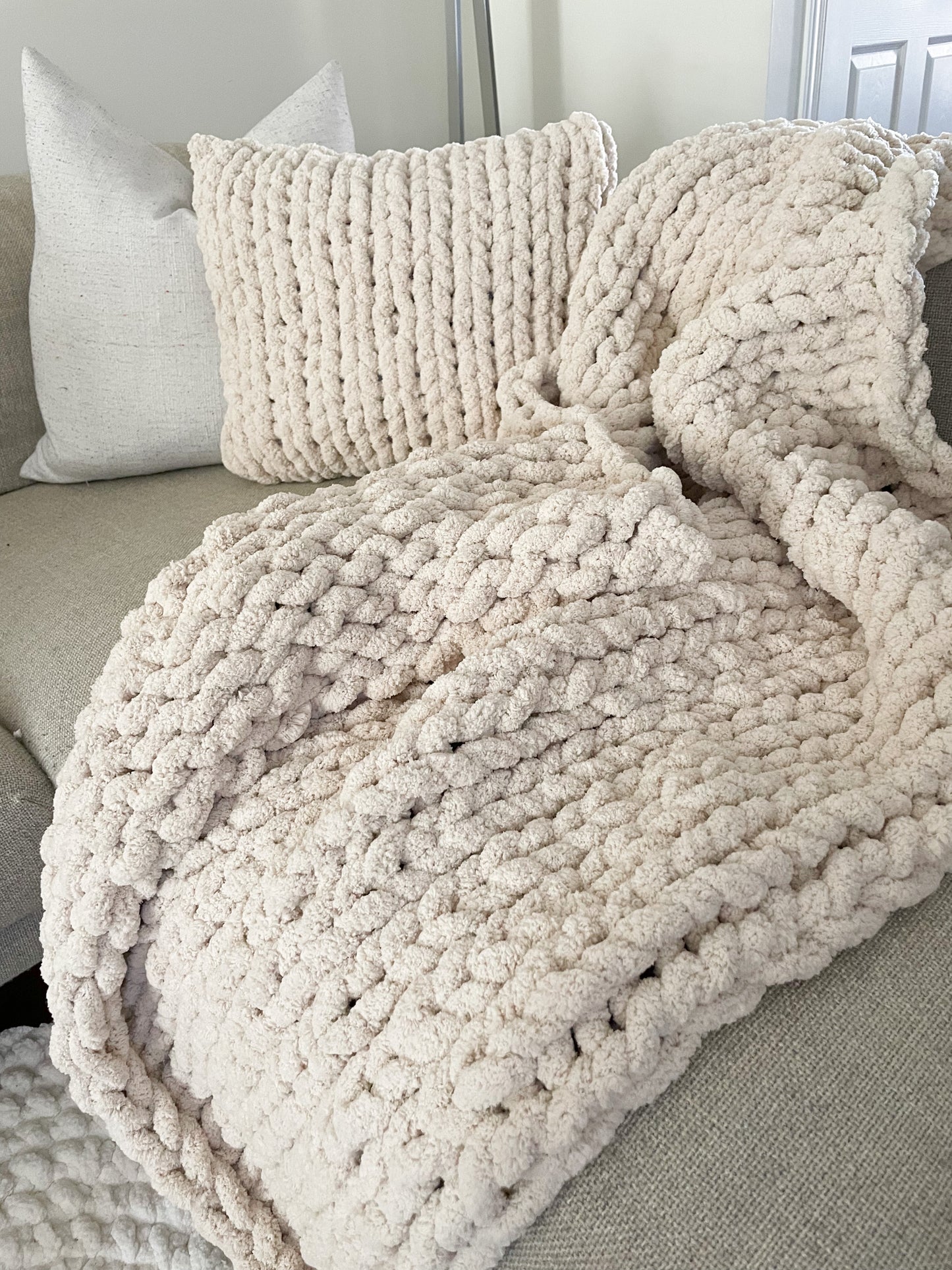 Chunky Yarn Pillow and Blanket Set in Oatmeal