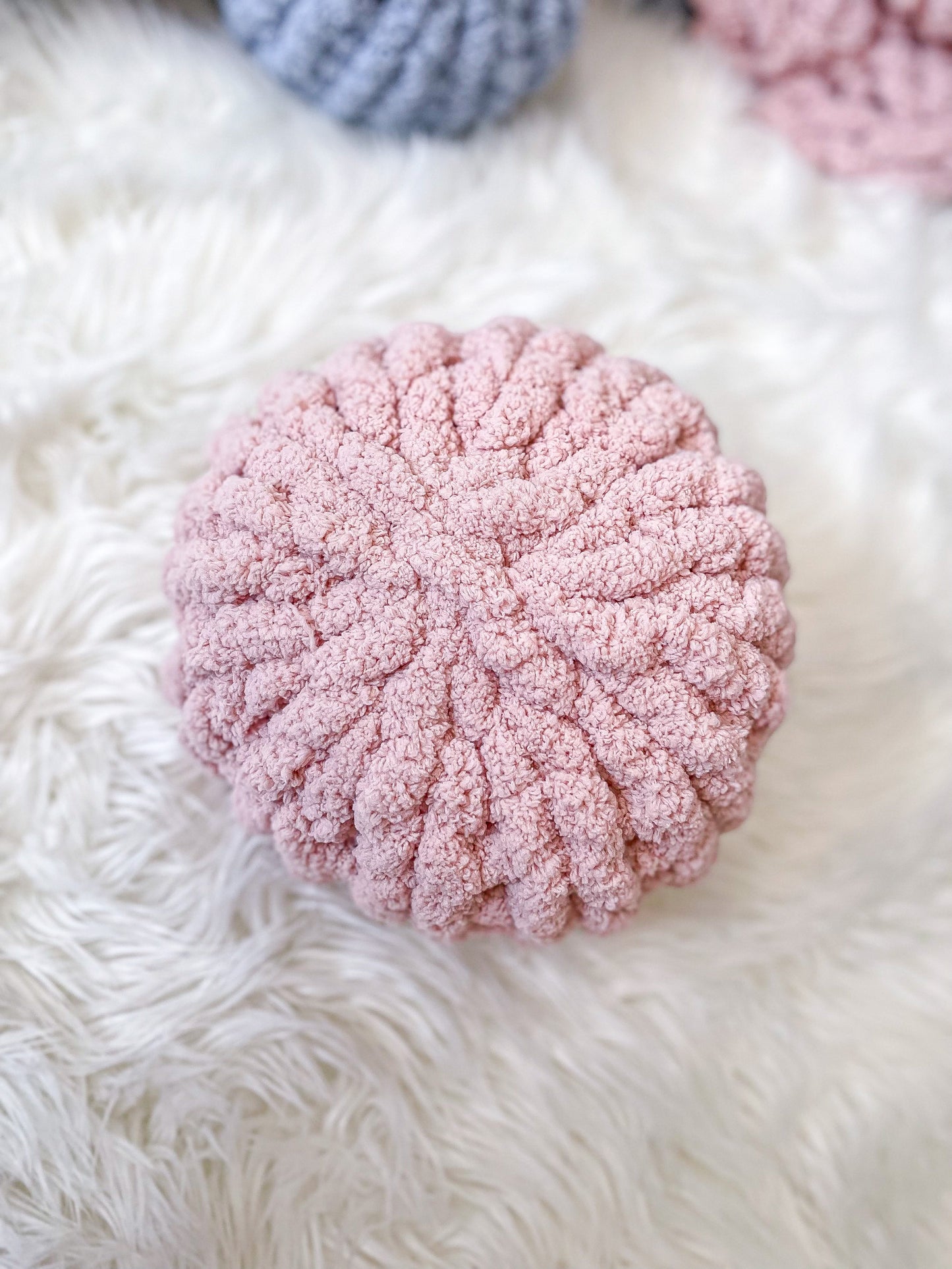 10” Chunky Knit Circle Pillow