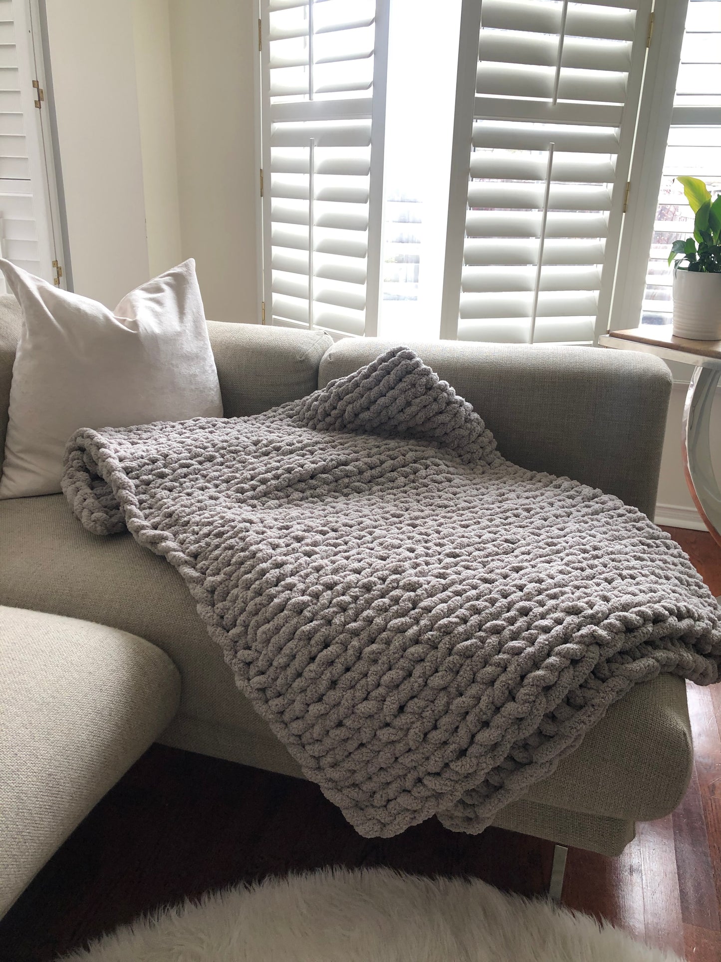 Healing Hand, Chunky Knit Blankets Sky Grey (Size Large)