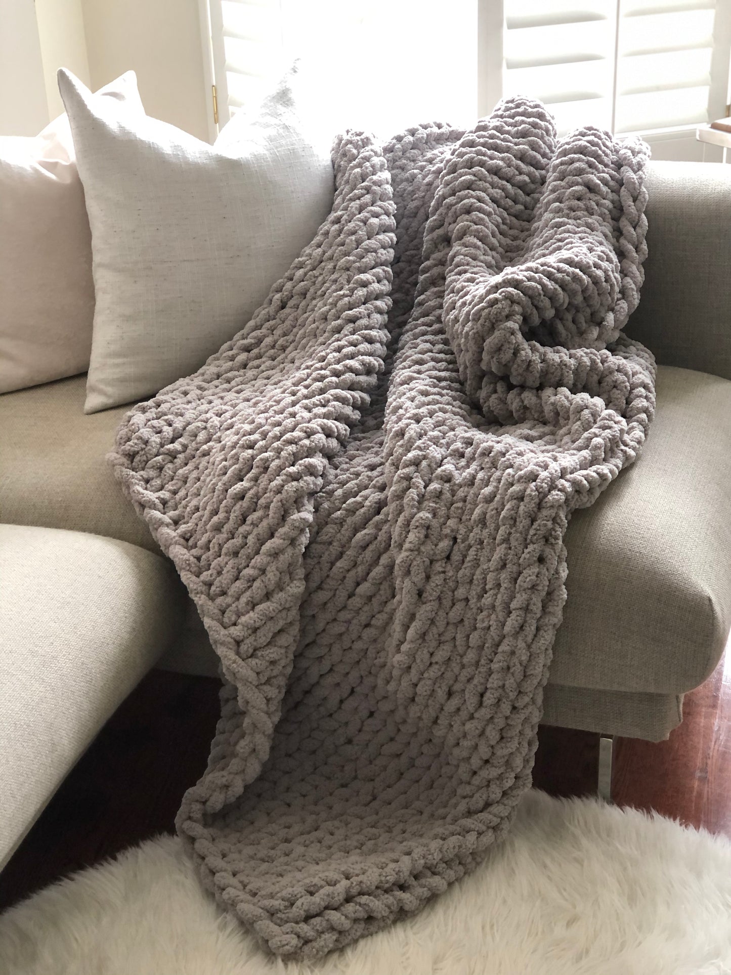 Healing Hand, Chunky Knit Blankets Sky Grey (Size Large)