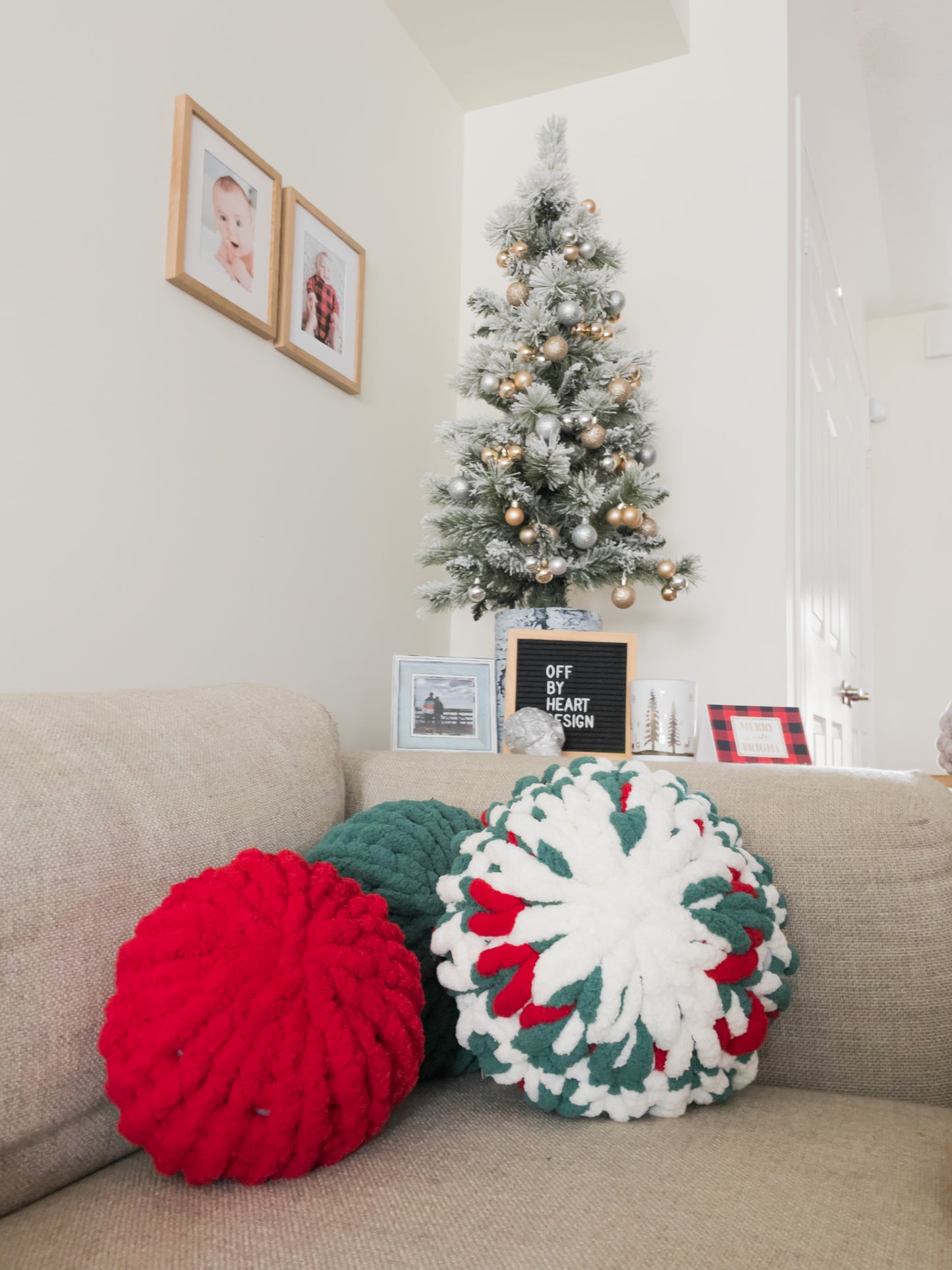 Christmas Circle Throw Pillow Set