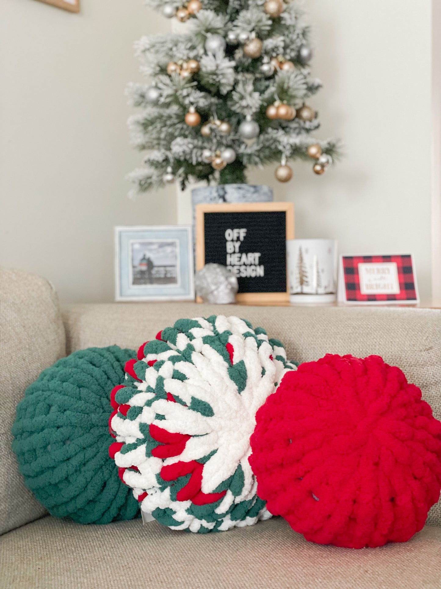 Christmas Circle Throw Pillow Set
