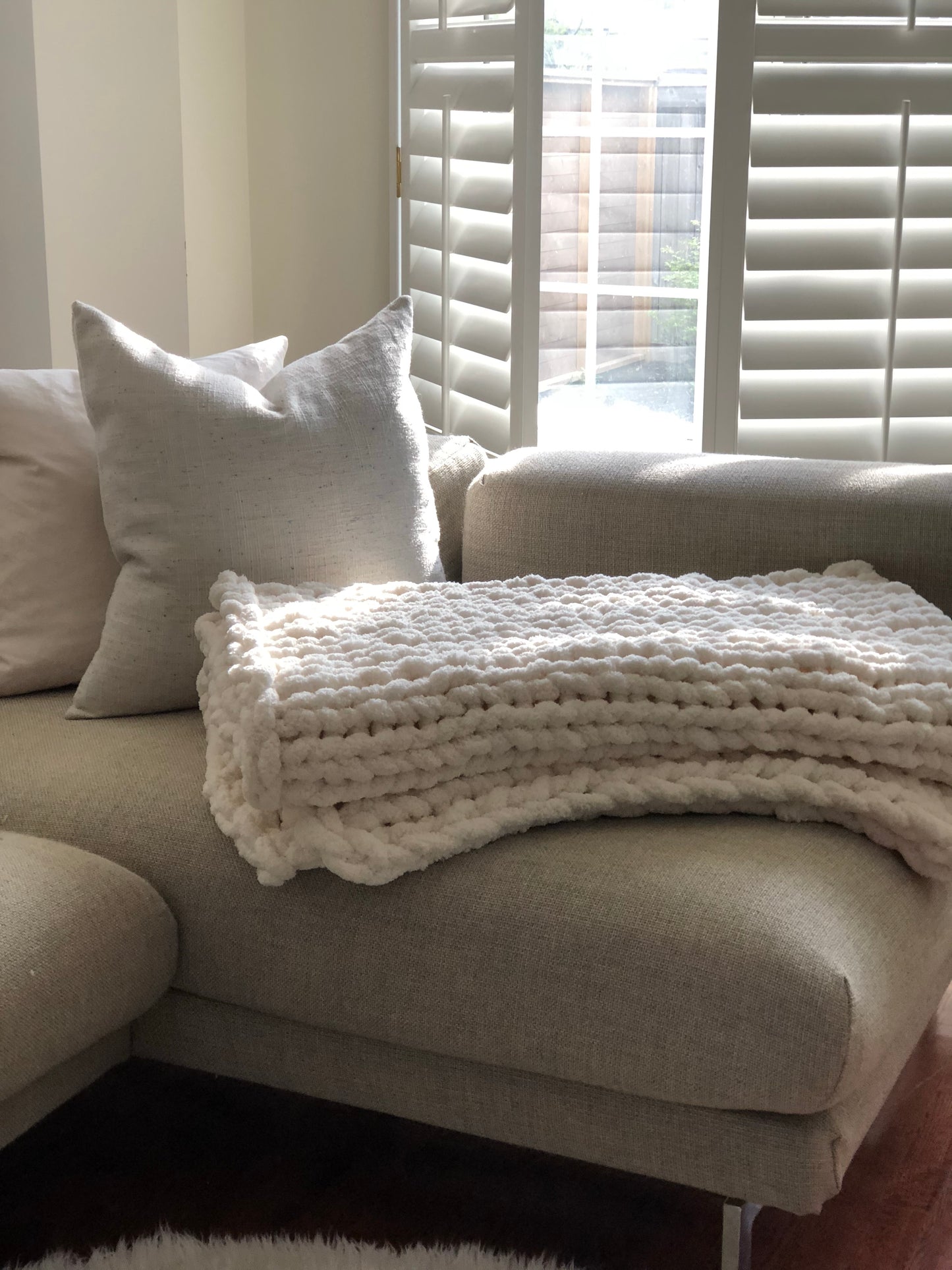Healing Hand, Chunky Knit Blankets Bone White (Size Large)