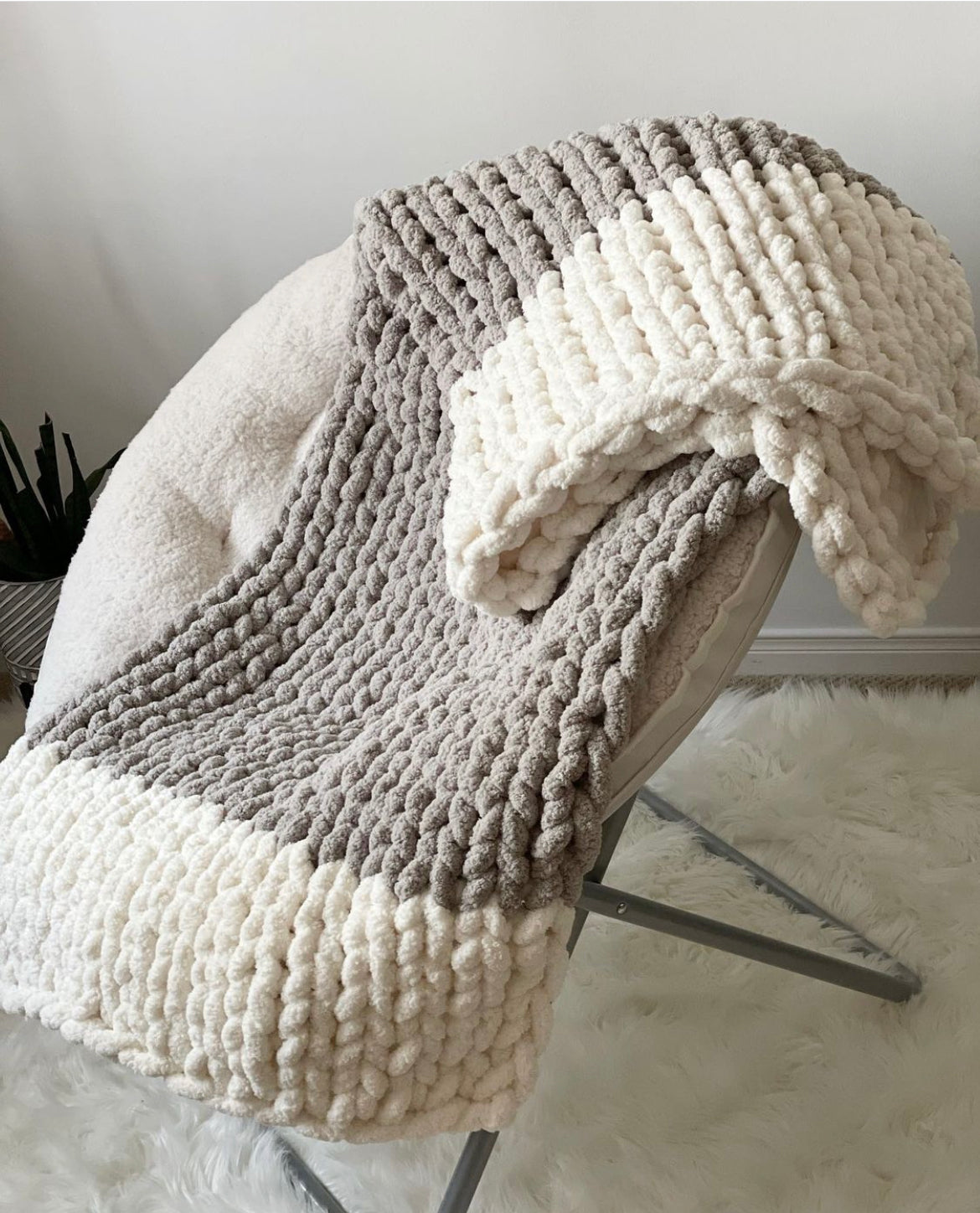 Healing Hand, Chunky Knit Blankets Light Grey with White Ends
