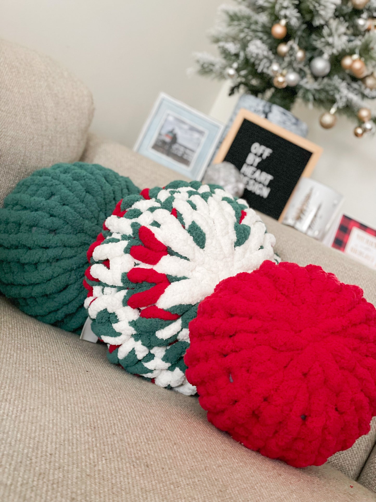 Christmas Circle Throw Pillow Set