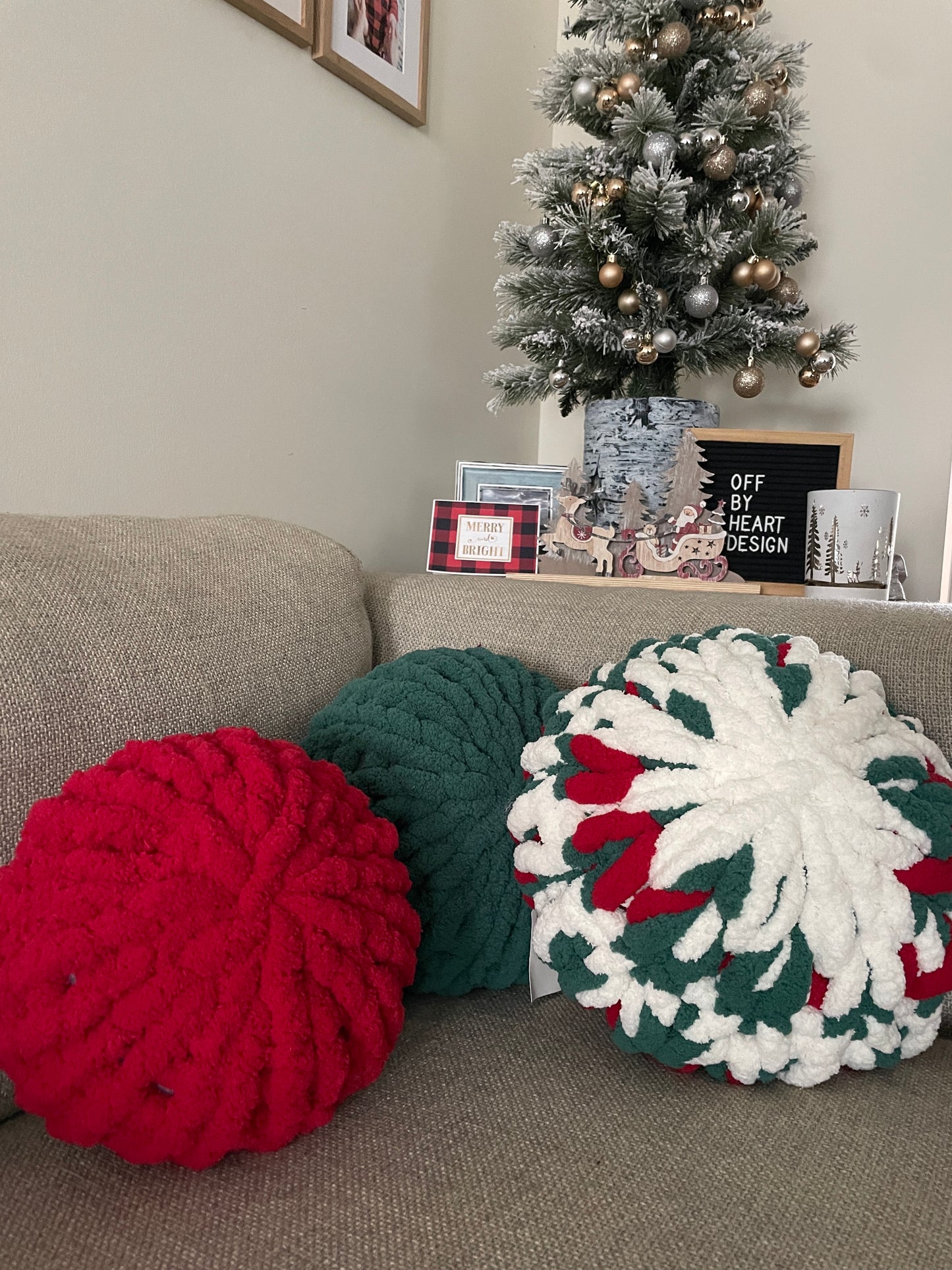 Christmas Circle Throw Pillow Set