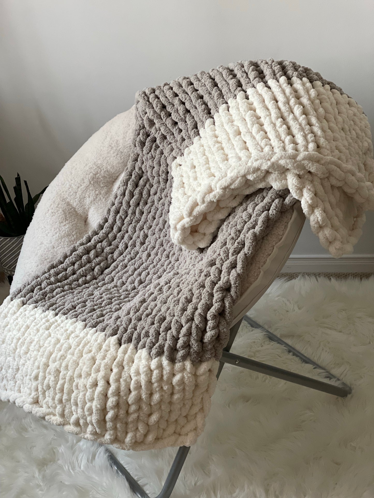 Healing Hand, Chunky Knit Blankets Light Grey with White Ends