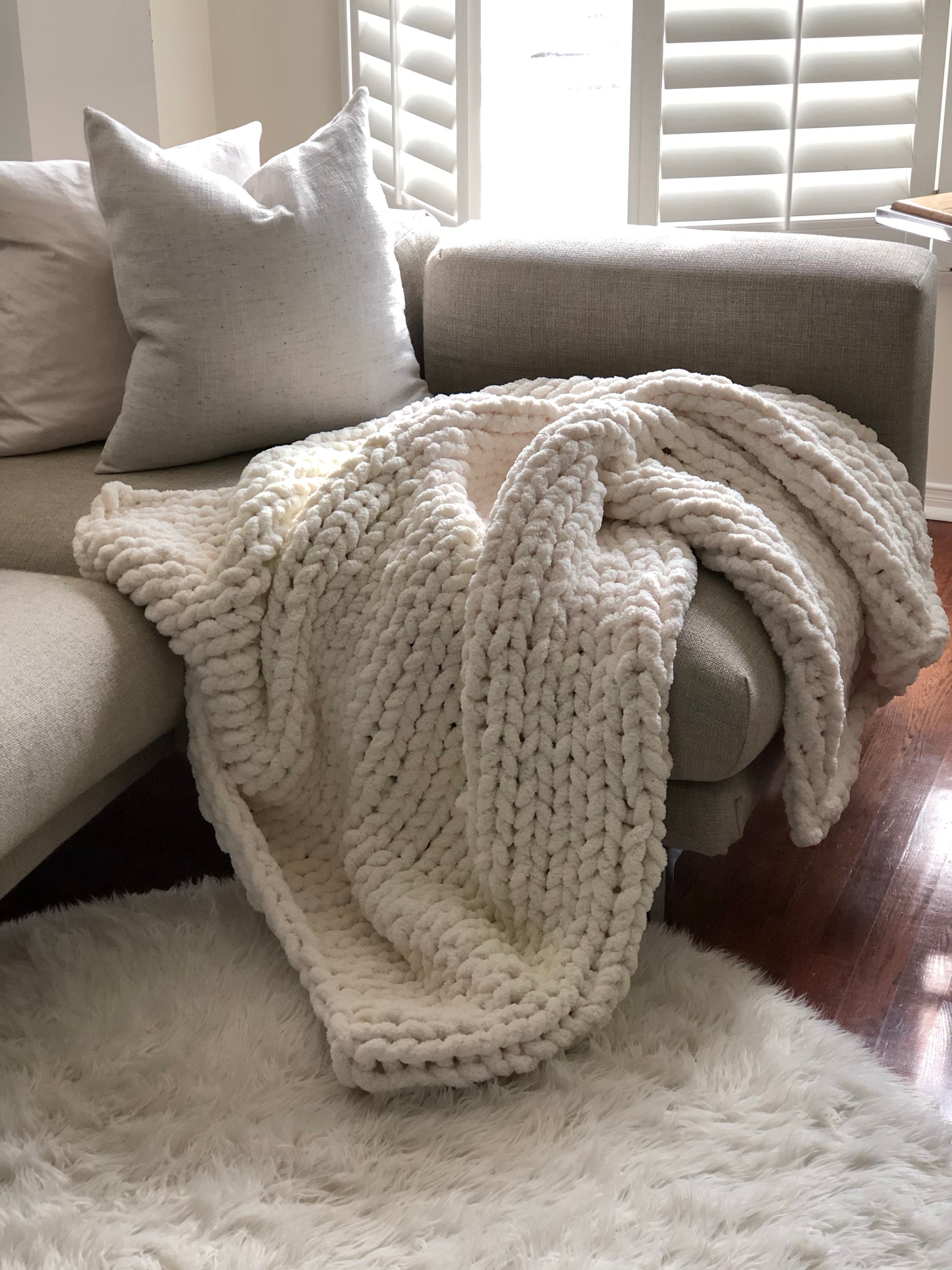 Healing Hand, Chunky Knit Blankets Bone White (Size Large)