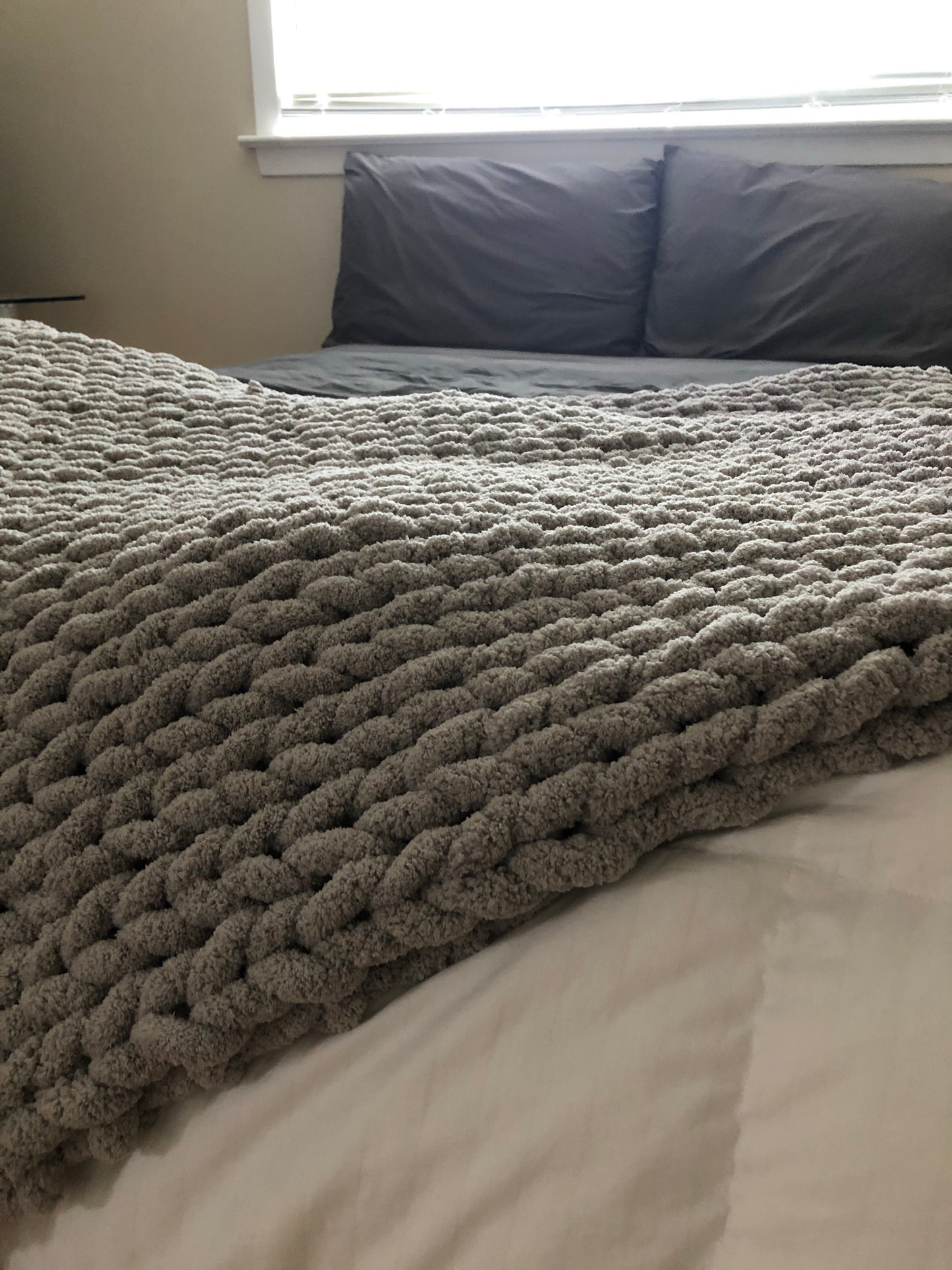 Healing Hand, Chunky Knit Blankets Grey Sky