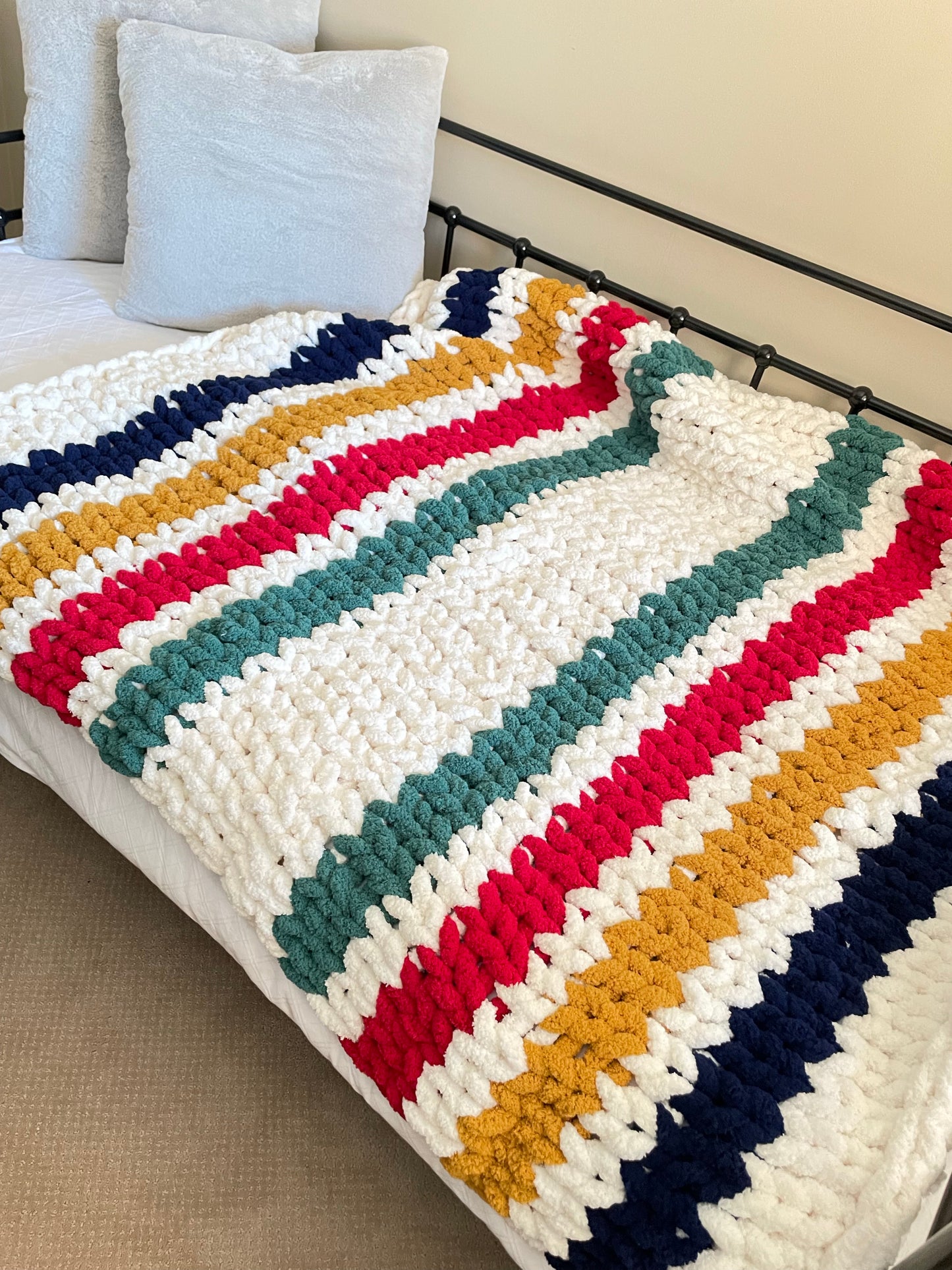 Healing Hand, Chunky Knit Blankets The Explorer - Medium
