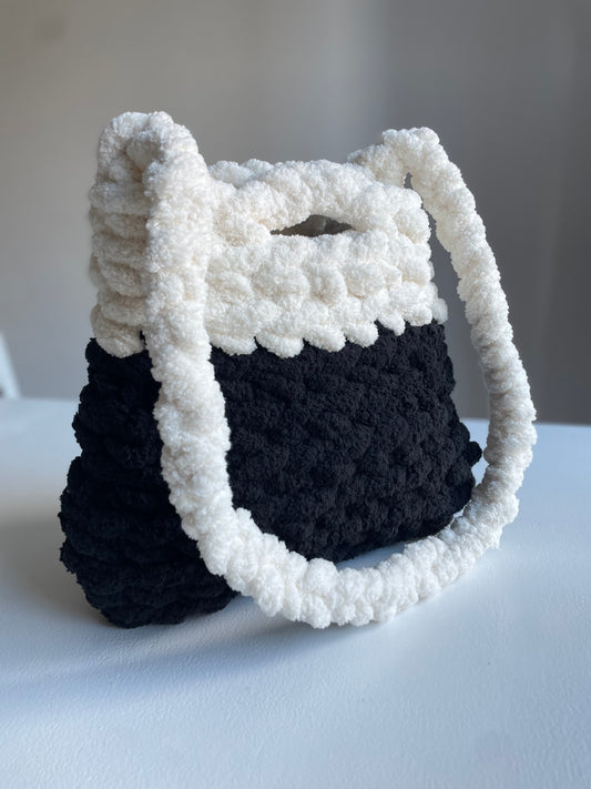 Chunky knit tote crossbody handbag | Black and White