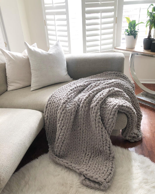 Healing Hand, Chunky Knit Blankets Sky Grey (Size Large)