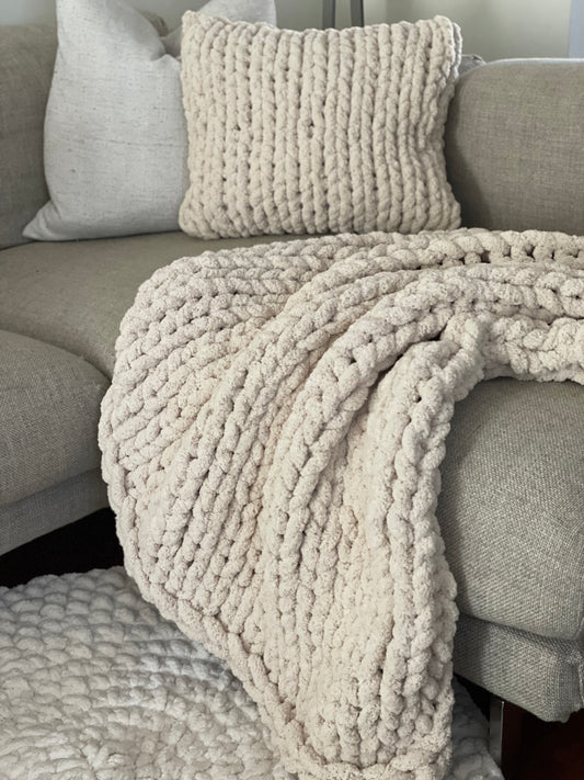 Chunky Yarn Pillow and Blanket Set in Oatmeal