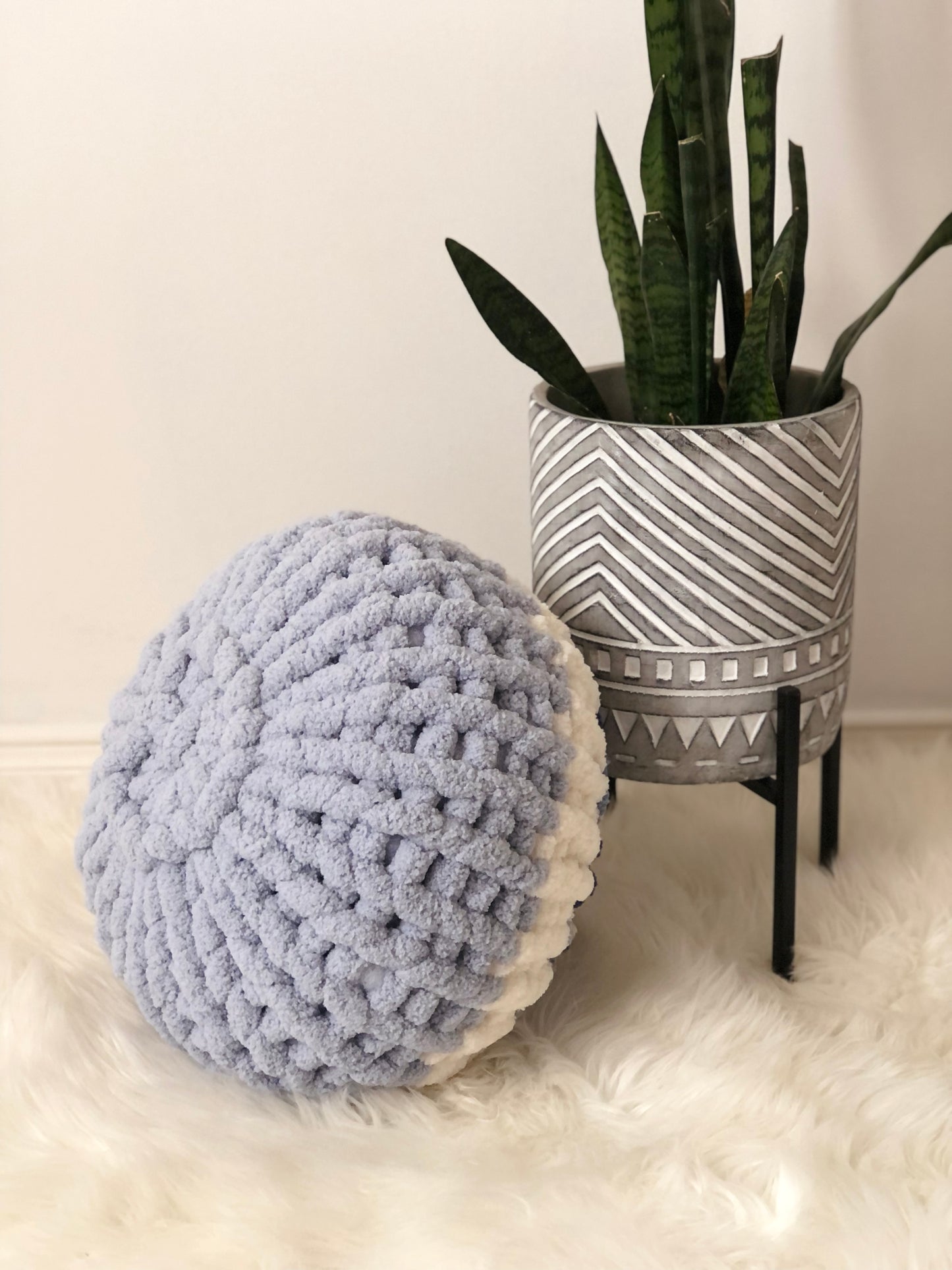 16” Multi Blue Chunky Knit Circle Throw Pillow