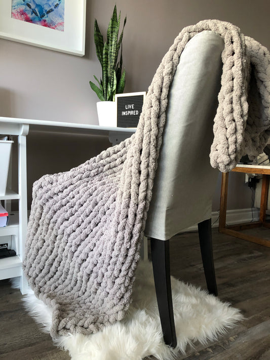 Healing Hand, Chunky Knit Blankets Grey Sky