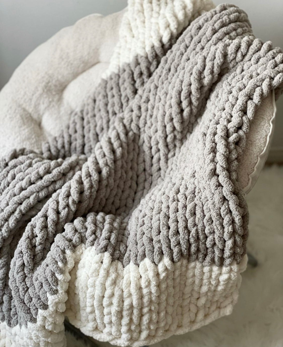 Healing Hand, Chunky Knit Blankets Light Grey with White Ends