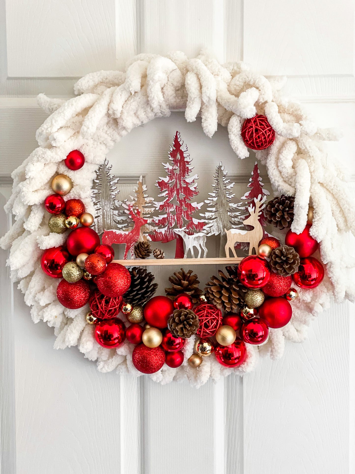 Reindeer Fluffy Yarn Wreath White 14”