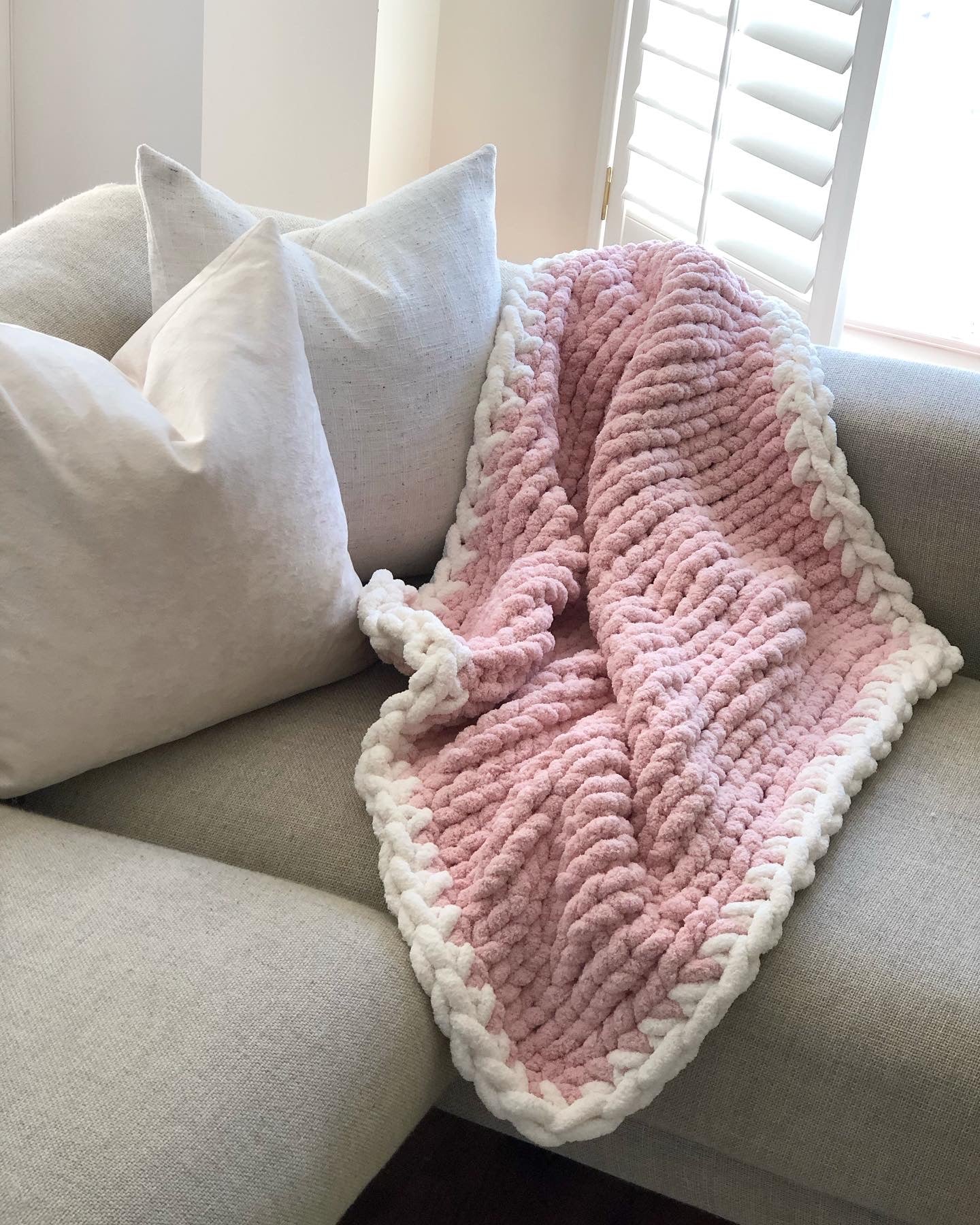 Healing Hand, Chunky Knit Baby Blankets - Light Pink with White Edge